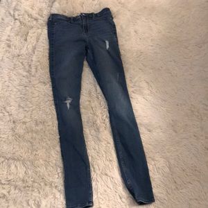 Women’s distressed Hollister skinny jeans